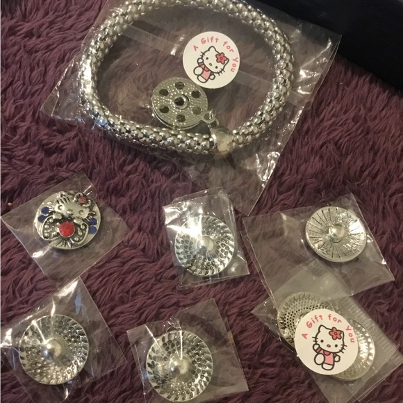 Adorable NEW Hello Kitty Silver Toned Fashion Charm Bracelet With Charms - Picture 3 of 15